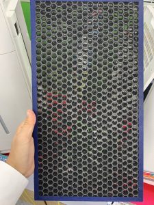 alt="シャープ空気清浄機の新品時の脱臭フィルターの写真"