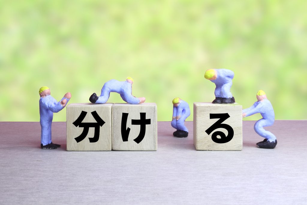 alt="空気清浄機と加湿器は分けるのが最適解だと『分ける』の文字でイメージさせた写真"