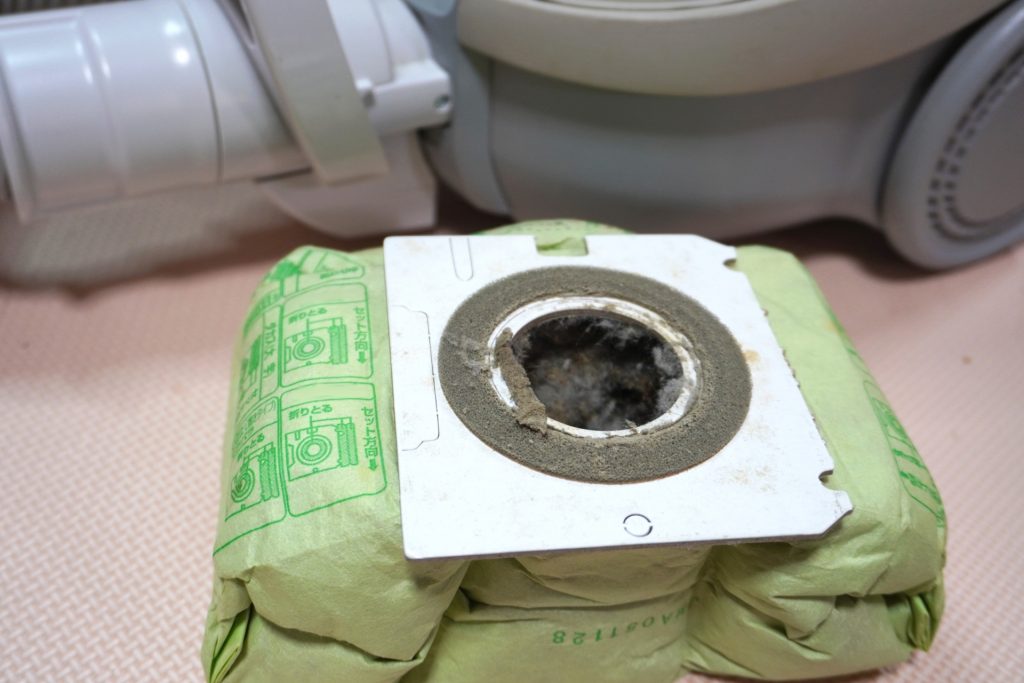 alt="数カ月ゴミを溜め続けた掃除機の紙パックの不潔な写真"
