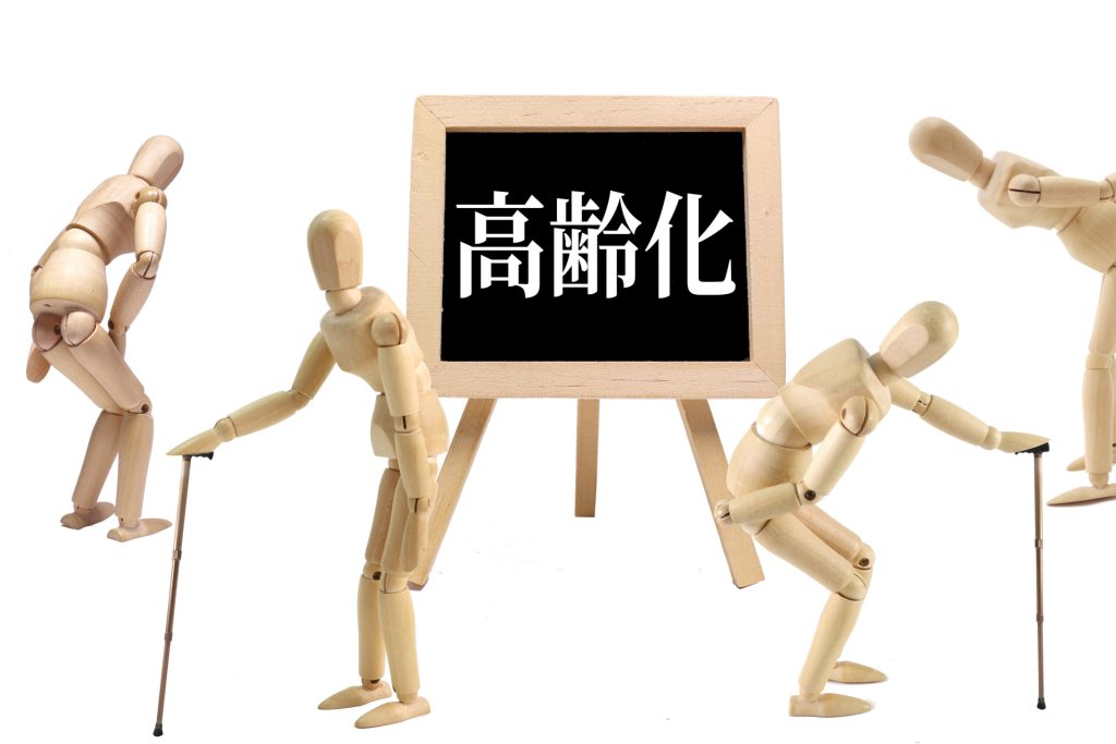 alt="日本メーカーが自走式掃除機を推す背景の1つに高齢社会化があるとイメージさせる写真"