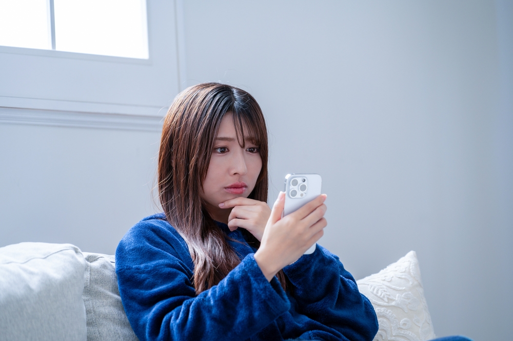 alt="軽い掃除機は吸わないのかな？と不安げに検索している写真"