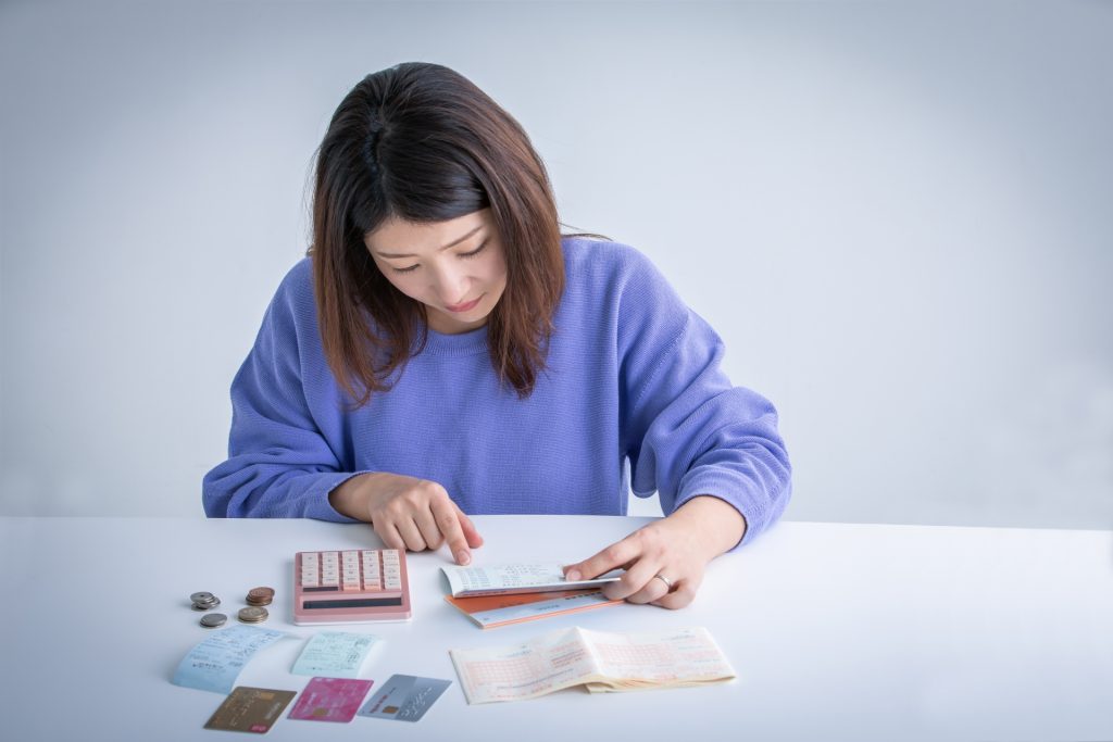 alt="ジャンクな冷風という言葉に飛びつき冷風扇を買って、お金の後悔をする女性のイメージ写真"